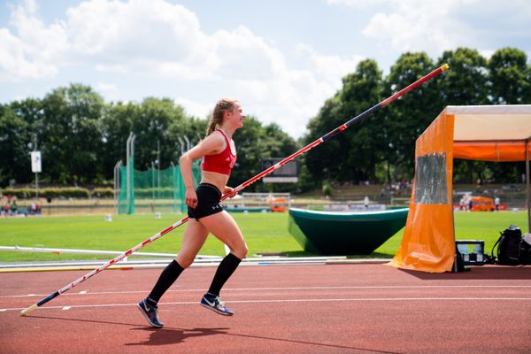 Tanja Unverzagt (MTV 49 Holzminden) im Stabhochsprung am 03.07.2022 waehrend den NLV+BLV Leichtathletik-Landesmeisterschaften im Jahnstadion in Goettingen (Tag 1)